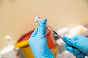 Ministerija skelbia apie COVID-19 vakcinacijos pokytį: liečia visus, kurie dar negavo ketvirto skiepo