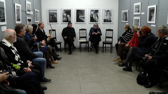 Beveik visą Lietuvą apkeliavusi A. Balbieriaus fotografijų paroda „Jono Meko žemė“ atidaryta Panevėžyje