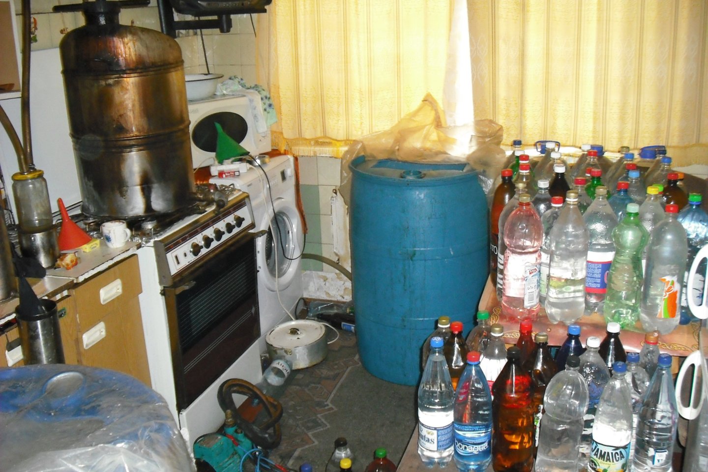 Kalvarijų savivaldybėje pareigūnai aptiko naminukės „fabrikėlį“, rasta 75 litrai raugo.<br>J.Činkienės asociatyvi nuotr.