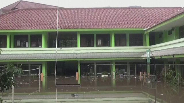 Įsiveržęs potvynis Indonezijoje pareikalavo 3 moksleivių gyvybių