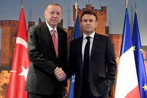 E. Macronas ragina R. T. Erdoganą kovoti su sankcijų Rusijai apeidinėjimu