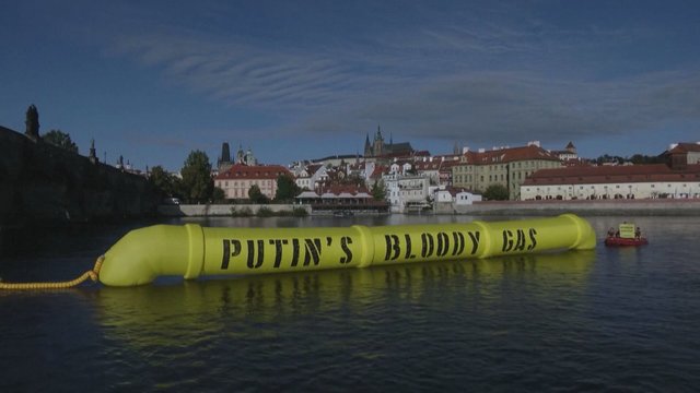 Netoli ES viršūnių susitikimo vietos atplukdytas netikras dujotiekis užrašu „Putino kruvinos dujos“