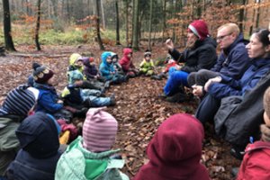 Darželiai atsisako ryškiaspalvių liemenių: jos kuria tik saugumo iliuziją