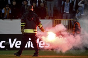 Dėl protu nesuvokiamo sirgalių elgesio Švedijoje teko sustabdyti Europos lygos rungtynes