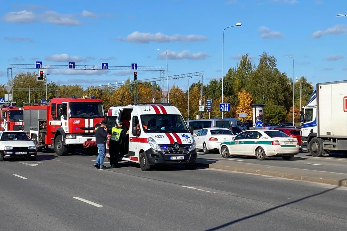  Judrioje Vilniaus sakryžoje apvirto automobilis, gali būti nukentėjusių.<br> K.Slobodianikaitės nuotr.