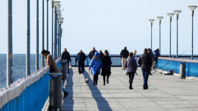 Sinoptikai praneša, kokių orų sulauksime savaitgalį – nors saulės netrūks, teks ruošti žiemines striukes