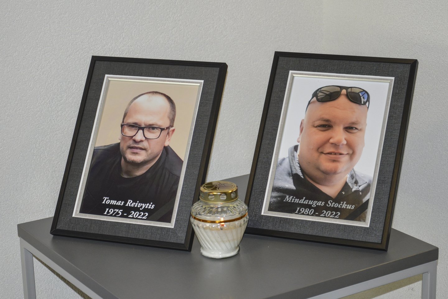  Šiaulių policijos pareigūnai gedi dviejų staiga mirusių kriminalistų.<br> G.Smagriūnienės nuotr.