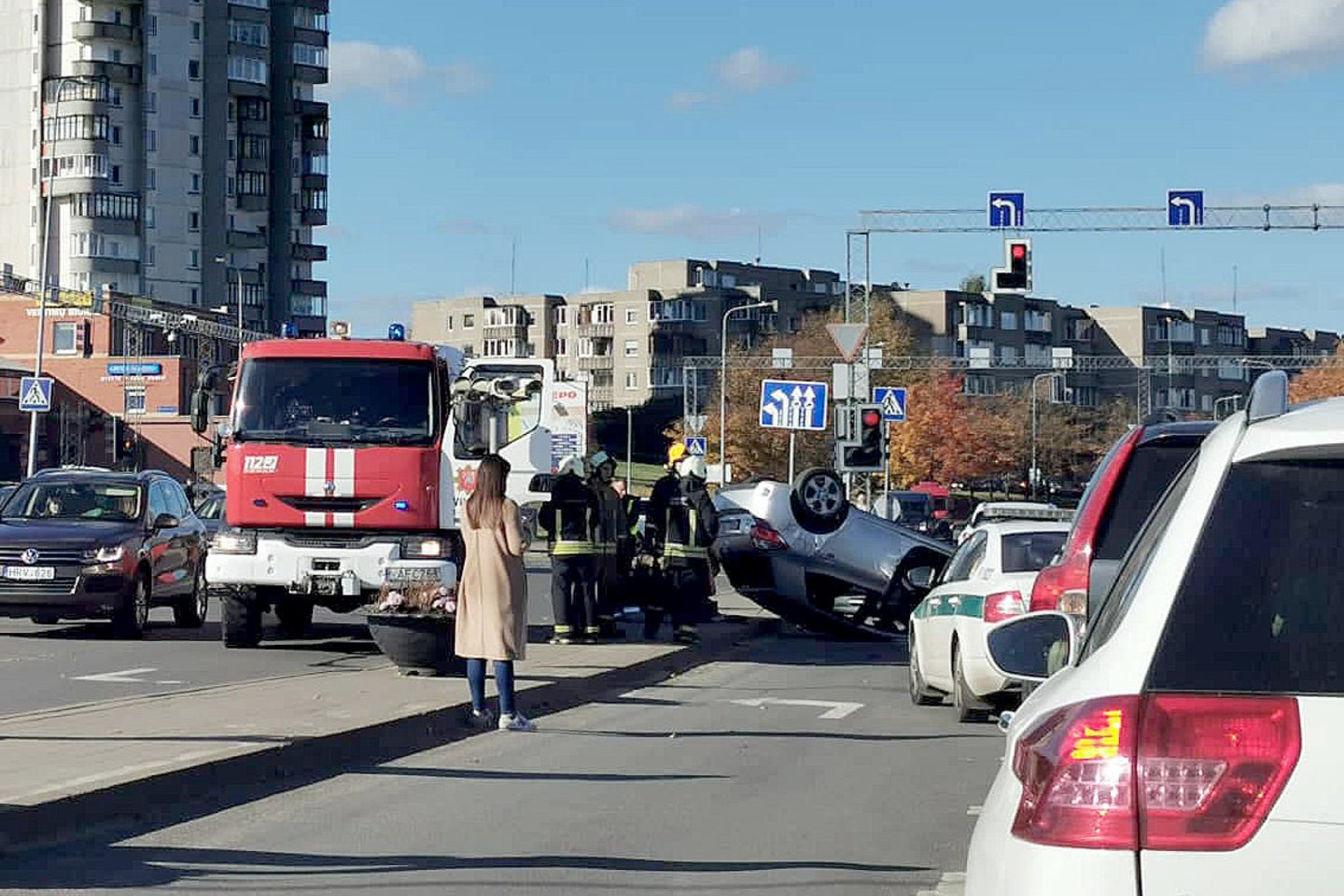  Judrioje Vilniaus sakryžoje apvirto automobilis, gali būti nukentėjusių.<br> Skaitytojos Ingos nuotr.