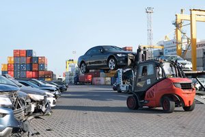 Svajojate apie automobilį iš JAV? Patarė, į ką atsižvelgti ir kaip aukcionuose nenudegti