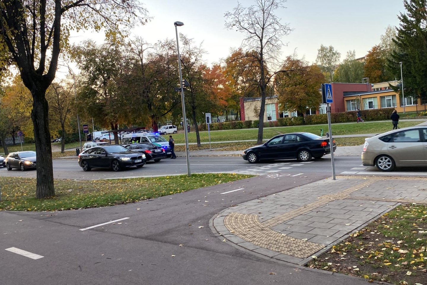 Pėsčiųjų perėjoje Vilniuje BMW partrenkė moterį.<br> Įvykio liudininkės nuotr.