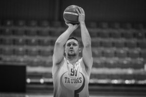 Rungtynės Anykščiuose baigėsi tragedija: aikštelėje mirė 39-erių krepšininkas