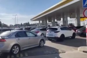 Po tilto gaisro Kryme kilo panika, formuojasi eilės prie degalinių