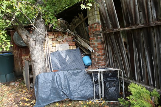 Prie namo tebeguli gesinant gaisrą sulieta ir iš buto išnešta lova, kurioje prieš užsidegant čiužiniui miegojo senolė.