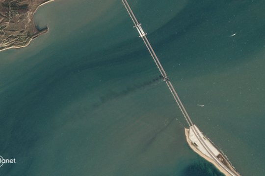 Sprogimas ant Krymo tilto: palydovas aiškiai užfiksavo tirštus juodus dūmus virš geležinkelio atšakos, taip pat sunaikintą automobilio kelio atkarpą.