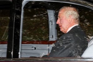 Be daugybės kitų naujų įsipareigojimų, karaliui Karoliui III teko galvosūkis dėl namų