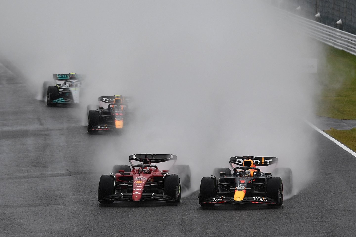Japonijoje „Formulės 1“ lenktynės reikalavo daug iššūkių.<br>AFP/Scanpix nuotr.