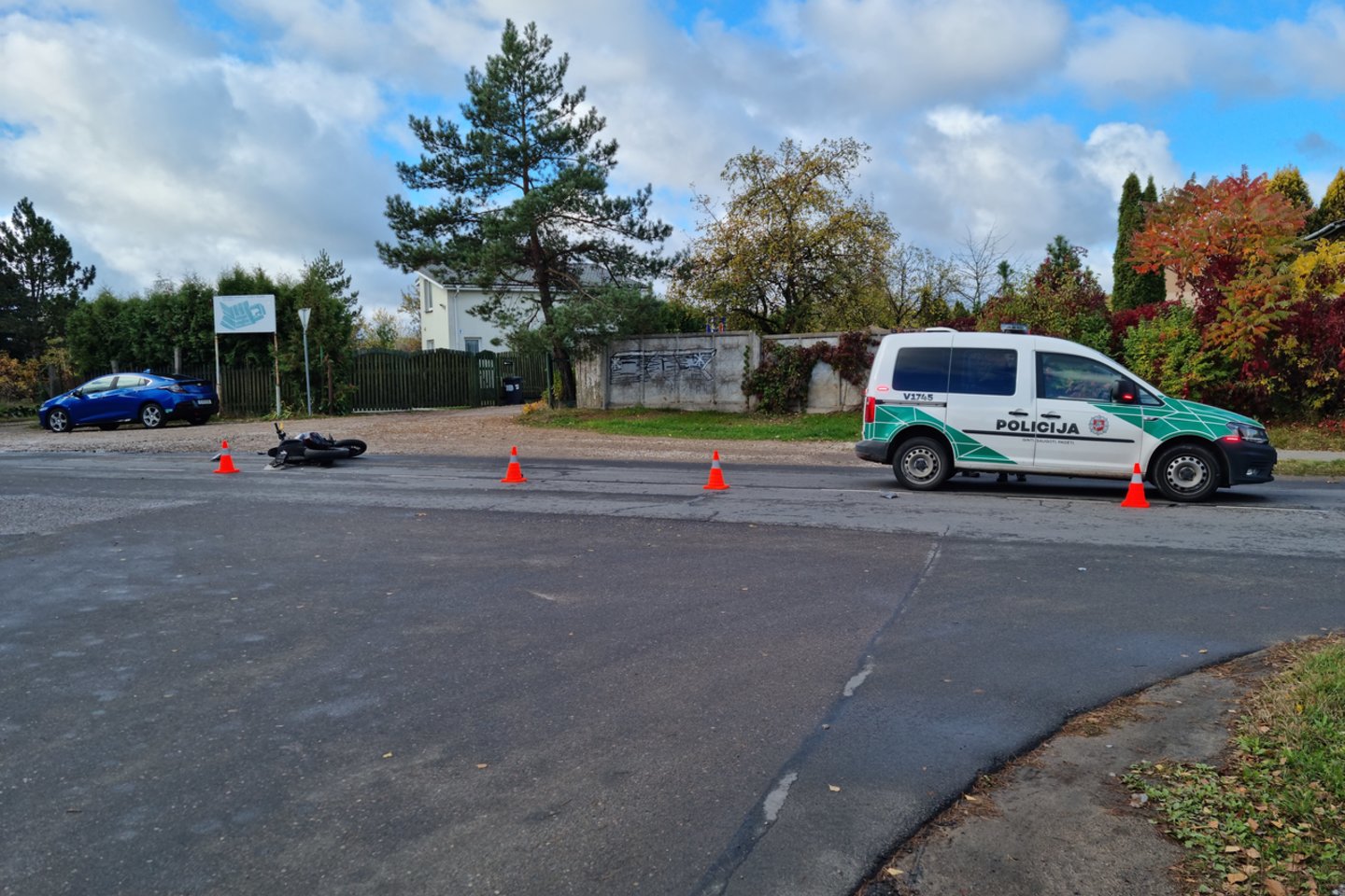  Nepilnamečio motociklas Vilniuje trenkėsi į pravažiuojantį automobilį – paauglys ligoninėje.<br> A.Vaitkevičiaus nuotr.