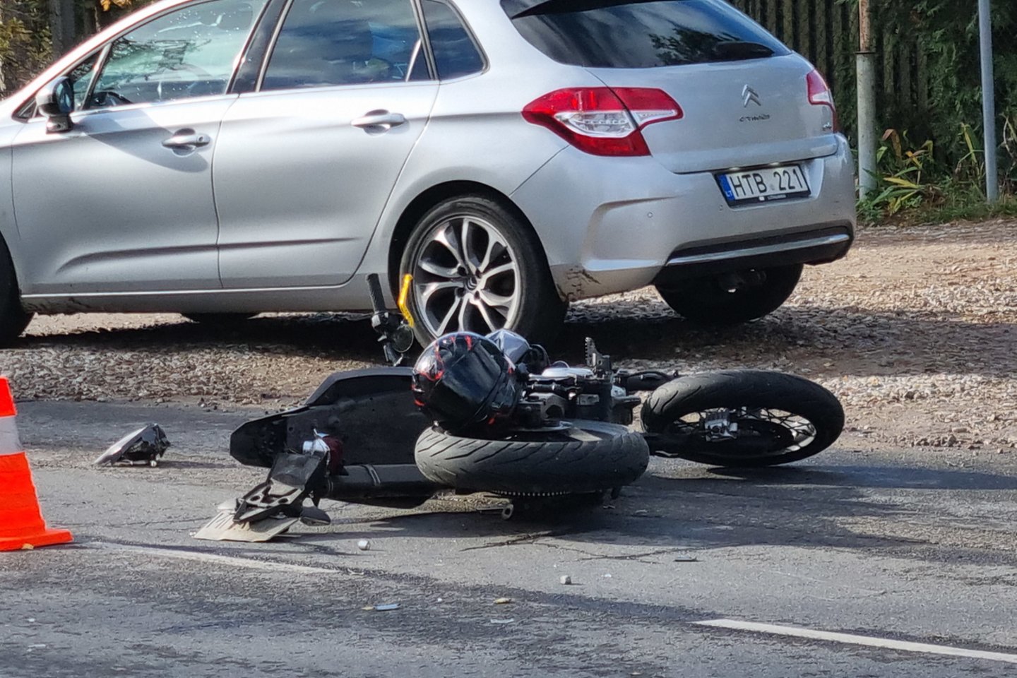  Nepilnamečio motociklas Vilniuje trenkėsi į pravažiuojantį automobilį – paauglys ligoninėje.<br> A.Vaitkevičiaus nuotr.