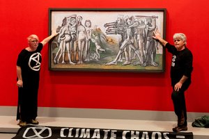 Melburne protestuotojai prisiklijavo rankas prie P. Picasso paveikslo apsauginės dangos
