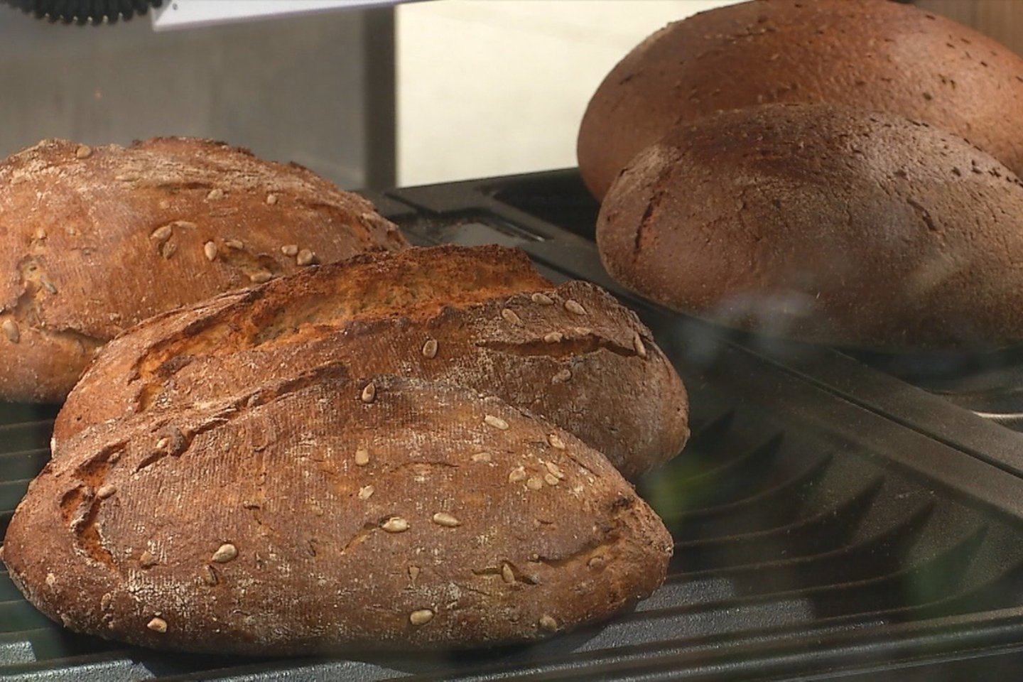 Ekspertai nieko gero nežada – duonos kainos ir toliau gali kilti.<br>Stop kadras.