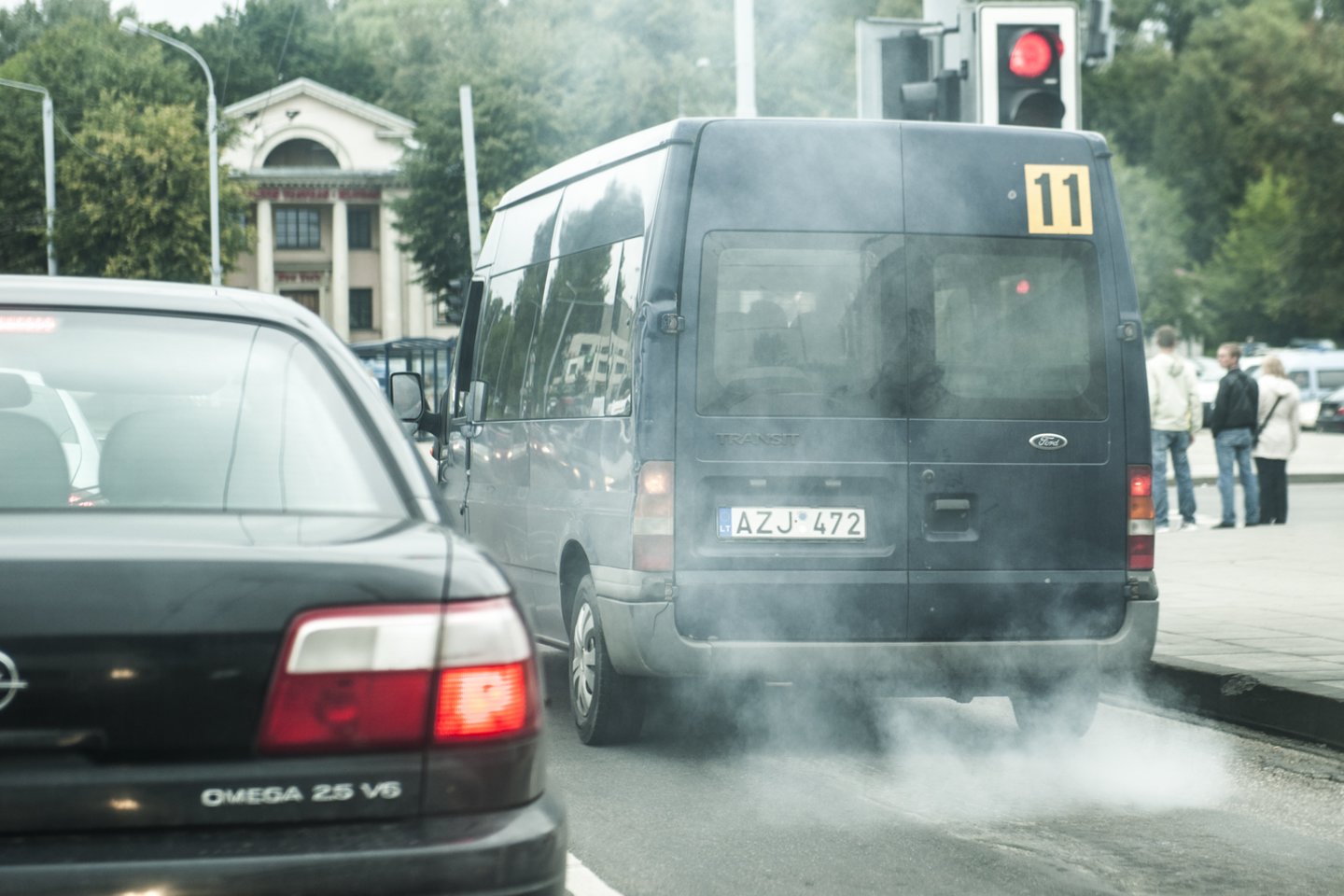 Aplinkos ministras Simonas Gentvilas siūlo uždrausti vairuoti automobilius, iš kurių vizualiai matosi rūkstantys dūmai.<br>V.Ščiavinsko nuotr.