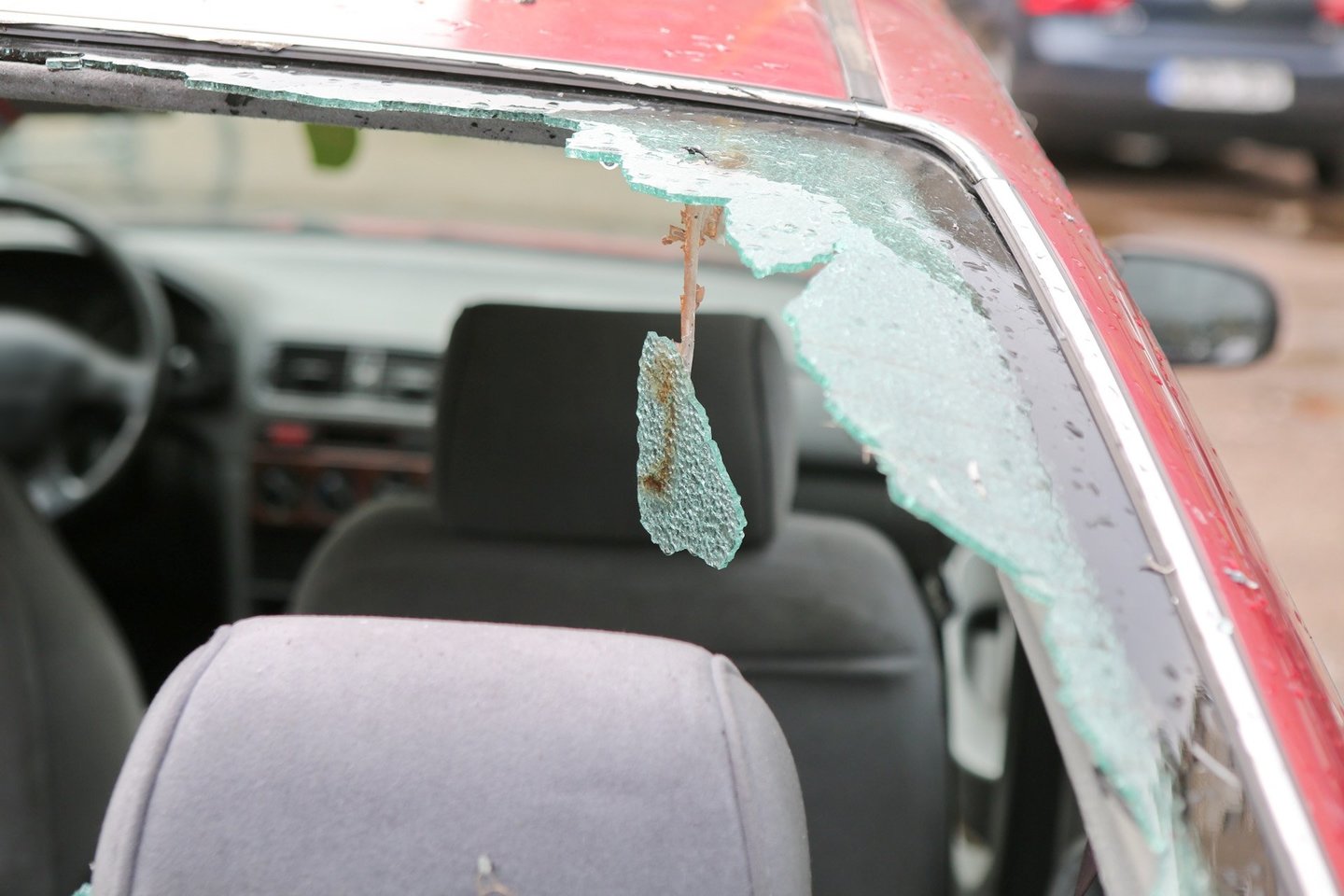  Kaune prie namų vyro laukė nemaloni staigmena: automobilį rado su išdaužtu langu ir padegtu salonu.<br> G.Bitvinsko asociatyvi nuotr.