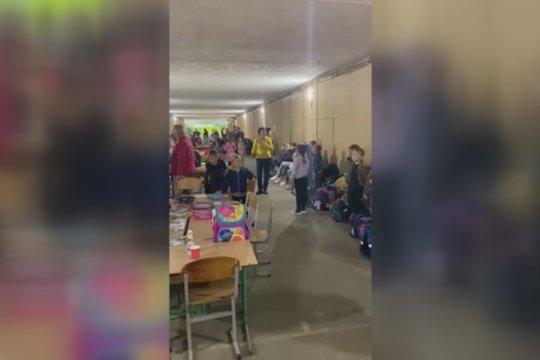 Po pranešimų apie sprogimus Kyjive, vaikai nusiteikę patriotiškai – rūsyje gieda Ukrainos himną