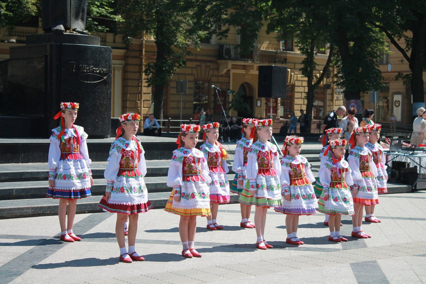  Ukrainiečių sceniniai liaudies šokiai yra labai svarbūs ir diasporos bendruomenėms visame pasaulyje.