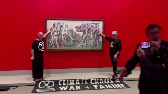 Melburne aktyvistai prisiklijavo rankas prie P. Picasso paveikslo: akcentuoja ryšį tarp karo ir klimato kaitos