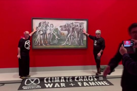Melburne aktyvistai prisiklijavo rankas prie P. Picasso paveikslo: akcentuoja ryšį tarp karo ir klimato kaitos