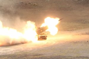 Išskirtinė galimybė: iš arti pamatykite, kaip dirba HIMARS raketų sistemą valdanti įgula