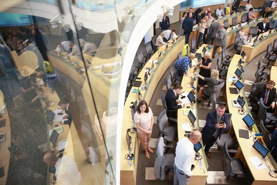 Seimo teisininkai pasisakė dėl valdininkų algų – be maksimalių koeficientų tarnybos pertvarka prieštarauja Konstitucijai