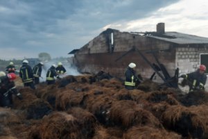 Savaitgalį liepsnojo ūkiniai pastatai, pirtys, degė padangos