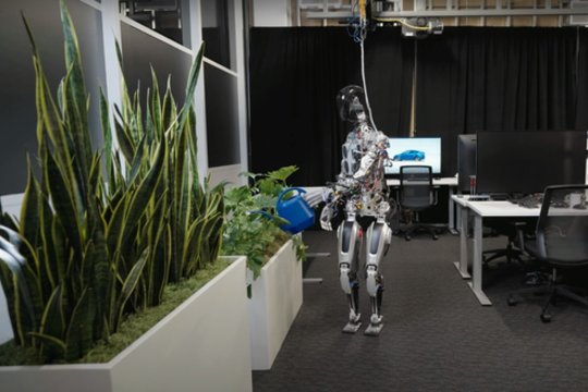 Sukūrė robotą humanoidą: turi „Tesla“ automobilio detalių, darbas panašus į savavaldžių automobilių