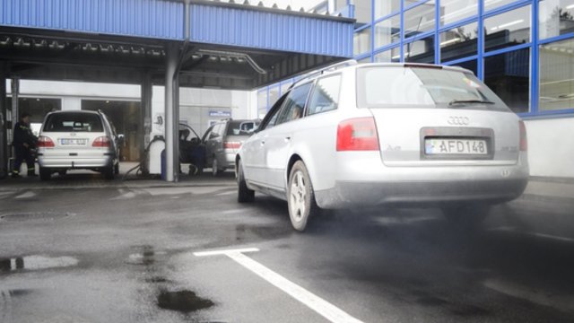 Aktualu vairuojantiems: siūlo uždrausti eksploatuoti automobilius, iš kurių vizualiai rūksta dūmai