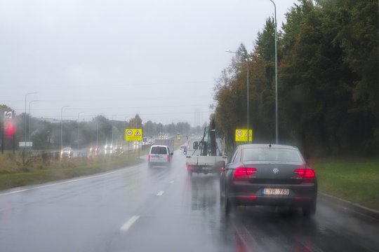 Seimas nepritarė siūlymui uždrausti eksploatuoti automobilius, iš kurių rūksta dūmai