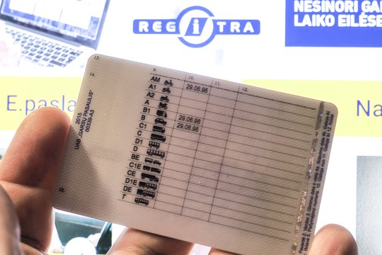 Seimas pritarė pataisoms: laiku nepasitikrinusių sveikatos vairuotojų pažymėjimai bus skelbiami negaliojančiais