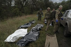 Karas Ukrainoje: atkovotame Donecke – kraupus radinys, įvykdyti belaisvių mainai