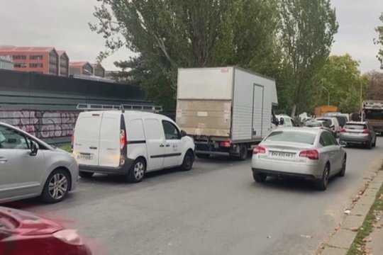 Dėl streiko Prancūzijoje masiškai trūksta benzino – prie degalinių susidarė ilgos eilės