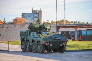 Pėstininkų kovos mašinomis „Vilkas“ pradedamas ginkluoti Ulonų batalionas