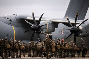 Prancūzija dislokuos daugiau karinių pajėgų Rytų Europoje