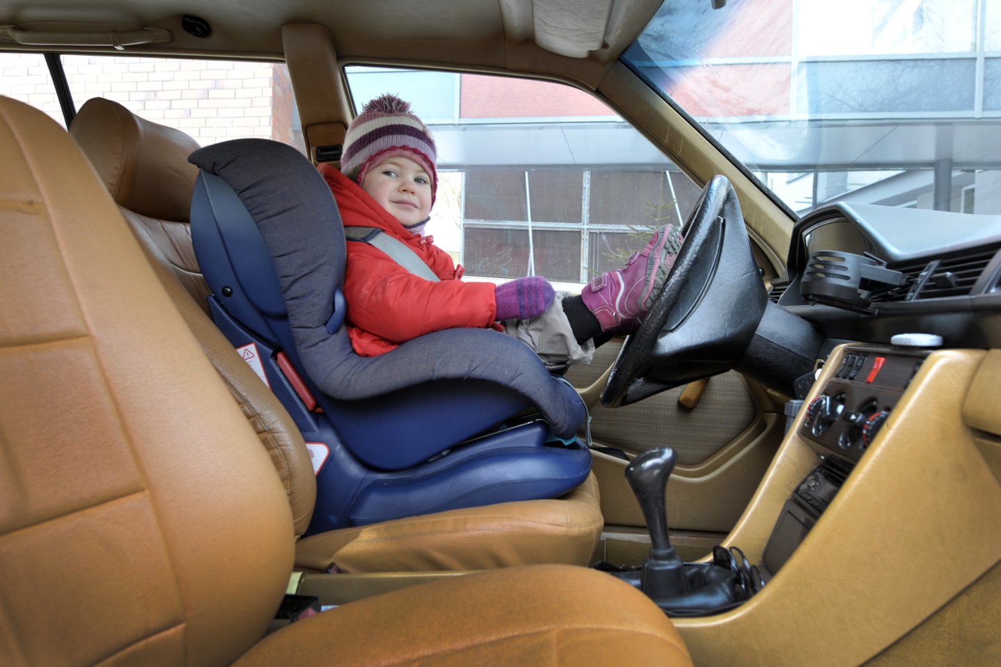 Išmaniesiems telefonams ne vieta ne tik vairuotojo, bet ir galinėje sėdynėje sėdinčių vaikų rankose.<br>R.Neverbicko nuotr.