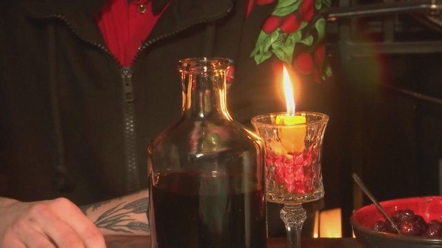 Po rusų atakos Lvivo restoranai ir parduotuvės lankytojus pasitinka žvakių šviesoje
