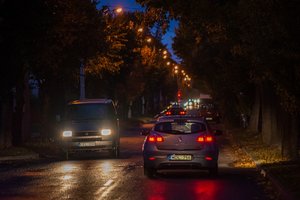 Panevėžys taip ėmėsi taupyti elektrą, kad gyventojai jaučiasi nebesaugiai: gatvėse – aklina tamsa