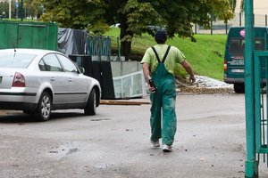 Meistrų internete ieškojusi šiaulietė liko be pinigų ir išsvajoto remonto: sutuoktinių pora ir meistras sulaukė atpildo
