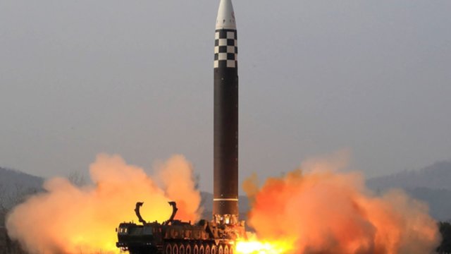 Kim Jong Unas: Šiaurės Korėjos branduolinės kovinės pajėgos yra visiškai pasirengusios tikram karui