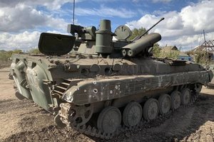 Ukrainoje sunaikinta reta rusų kovos mašina su specialiu moduliu