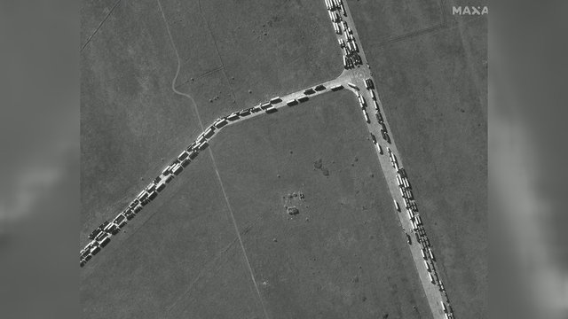 Paviešino palydovines nuotraukas: jose – prie apgadinto Krymo tilto užfiksuotos ilgos automobilių eilės