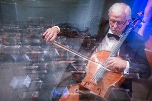 Profesorius Rimantas Armonas jubiliejų scenoje minėjo su šeima ir mokiniais