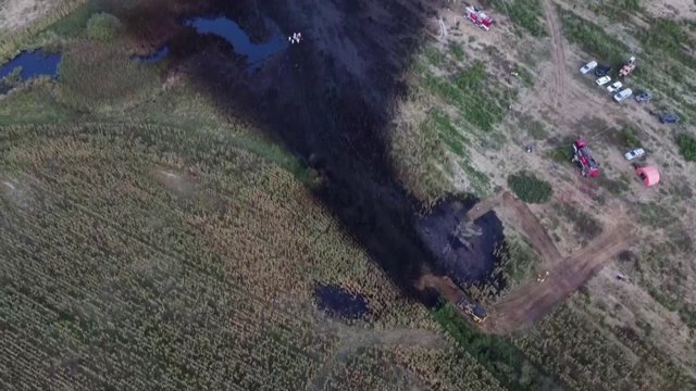 Dronu užfiksuotame vaizdo įraše – laukuose išsiliejusi nafta po naftotiekio „Družba“ avarijos